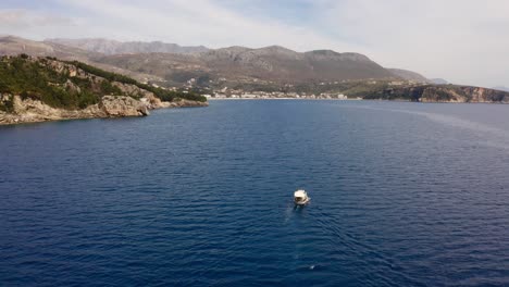 Barco-Navegando-En-El-Mar-Jónico-En-La-Costa-De-Himare,-Riviera-Albanesa,-Europa