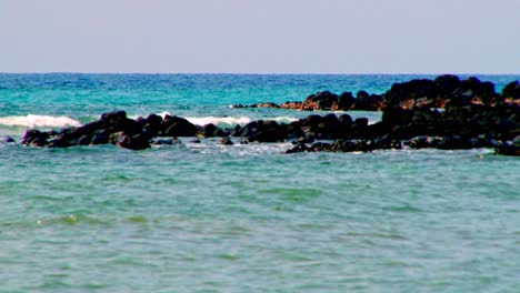 Meereswellen-Brechen-An-Einem-Felsigen-Strand-Auf-Sao-Tome-Und-Principe