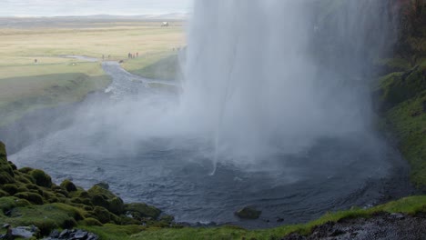 Gran-Angular-De-La-Base-De-La-Cascada-Seljalandsfoss-En-Islandia