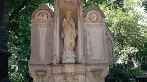 Steinstatue-Als-Geschmückter-Grabstein-Auf-Dem-Friedhof-In-München