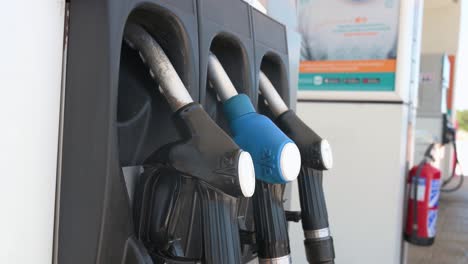 Kraftstoffpumpen-Für-Diesel-Und-Benzin-Stehen-An-Einer-Tankstelle-In-Spanien-Einsatzbereit
