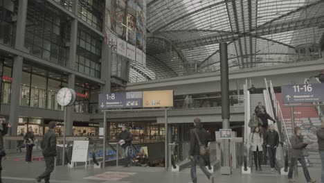 Viajeros-Que-Usan-Escaleras-Mecánicas-En-La-Concurrida-Estación-Central-De-Berlín