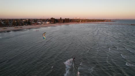Drone-Siguiendo-A-Kite-Surf-En-La-Playa-De-Altona-Al-Atardecer