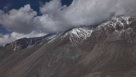 Große-Wolkenfront-über-Dem-Schneebedeckten-Hunza-Gebirge-In-Pakistan