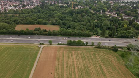 Tráfico-De-La-Tarde-Moviéndose-A-Lo-Largo-De-La-Autopista-A66-Pasado-Eschborn-En-Hesse,-Alemania
