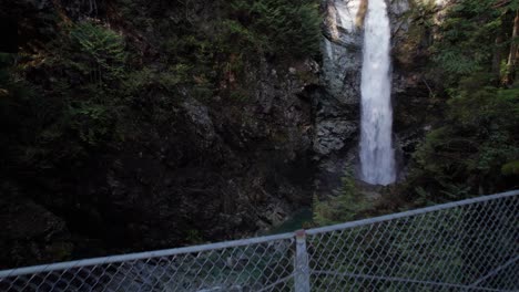 Fliegen-Sie-über-Die-Hängebrücke-Und-Entdecken-Sie-Den-Wunderschönen-Waldwasserfall