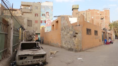 Ambiente-Pobre-En-El-Viejo-Cairo,-Auto-Abandonado,-Edificios-En-Descomposición-Y-Niños-Jugando-En-La-Calle,-Egipto