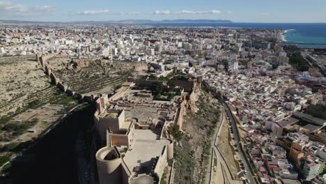 Drone-Volando-Hacia-Atrás-Sobre-El-Conjunto-Monumental-De-La-Alcabaza-De-Almería,-Andalucía