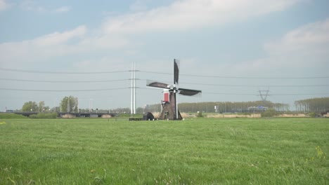 Holländische-Windmühle-Auf-Grünem-Grasland---Weitwinkelaufnahme