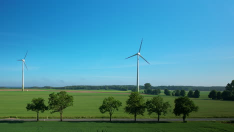 Windkraftanlage-Alternativer-Stromgenerator-Im-Feld-Vor-Strahlend-Blauem-Himmel
