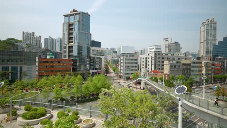 The-Seoullo-7017-sky-park-elevated-walkway-above-the-Seoul,-South-Korea-city-streets
