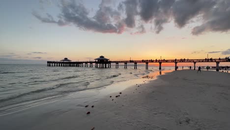 Silhouette-Des-Piers-Während-Eines-Wunderschönen-Sonnenuntergangs-Am-Fort-Myers-Beach,-Florida