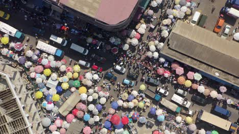 Menschenmenge-Und-Autos-Auf-Dem-Zentralmarkt-Von-Accra-_7