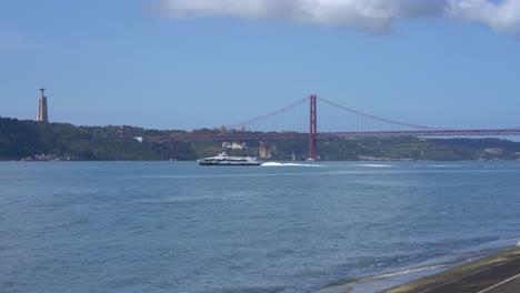 Die-Pendlerfähre-Von-Lissabon-Verkehrt-Auf-Dem-Fluss-Tejo,-Portugal