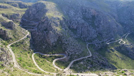 Observando-Un-Hermoso-Camino-Serpenteante-En-Tramontana,-Mallorca,-España