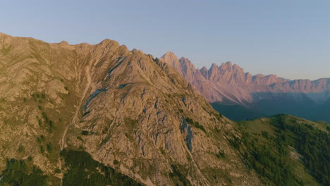 Atemberaubender-Sonnenaufgang-Zur-Goldenen-Stunde,-Luftaufnahme,-Weite-Umlaufbahn-über-Südtirol,-Plose,-Peitlerkofel,-Freizügige-Berggipfellandschaft