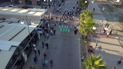 Drone-Volando-Bajo-Sobre-Personas-Celebrando-El-Festival-De-Larnaca