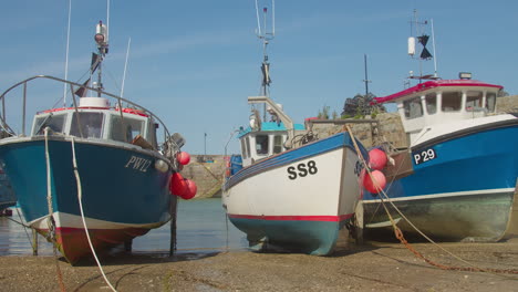 Boats-Dock-In-Newquay-Fishing-Harbour-During-Daytime-In-Cornwall,-England-UK