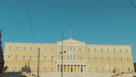 Sintagma-Del-Edificio-Del-Parlamento-Helénico,-Atenas.-Inclinación-Revelar-Cámara-Lenta