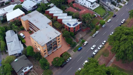 Modern-Residential-Buildings-With-Parked-Vehicles-Lined-Up-On-The-Roadside-In-Brisbane-City,-QLD,-Australia