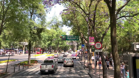 Aufnahme-Von-Dichtem-Verkehr-Auf-Der-Hauptstraße-Von-Mexiko-Stadt