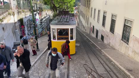 Menschen-An-Der-Einzigartigen-Glory-Standseilbahn-In-Der-Nähe-Von-Bairro-Alto,-Lissabon