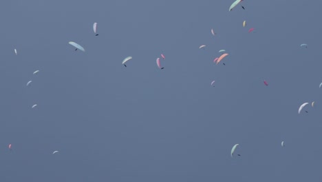 Gleitschirmflieger-Springen-Bei-Einem-Wettbewerb-Im-Kreis