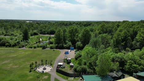 Panorama-Aéreo-Del-Corazón-Del-Bosque,-Parque-Y-Campamento-Contra-El-Bosque-En-Niagara,-En