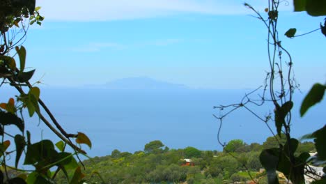 Foto-De-Composición-Sobre-La-Playa-Junto-Al-Mar-En-La-Isla-De-Capri,-Campania,-Italia-Durante-El-Día
