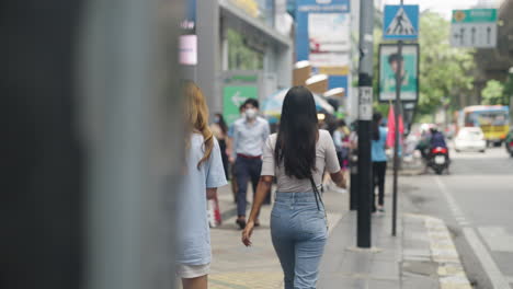 Junge-Menschen-In-Der-Stadt-Bangkok,-Schöne-Mädchen,-Die-Die-Bangkoker-Straße-Entlang-Spazieren,-Das-Stadtleben-In-Der-Innenstadt-Von-Bangkok-Zur-Mittagszeit