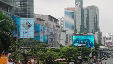 Das-Stadtzentrum-Von-Bangkok,-Riesige-LED-Werbewände-Und-Bildschirme-Im-Central-World,-Ein-Modernes-Stadtzentrum,-Das-Mit-Hellen-Werbebildschirmen-Bedeckt-Ist