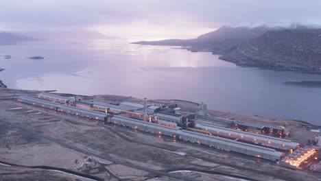 Fábrica-De-Refinería-De-Metal-En-El-Este-De-Islandia-Durante-El-Amanecer-Nublado,-Antena