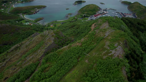 Aufschlussreiche-Luftaufnahme-Einer-Dramatischen-Landschaft-In-Nordnorwegen,-Helgeland,-Nordland