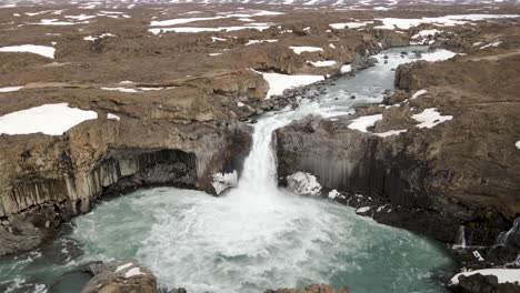 Big-waterfall-Aldeyjarfoss-in-North-Iceland