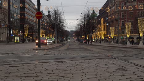 Kopfsteinpflasterstraßen-Von-Helsinki,-Geschmückt-Für-Festliches-Weihnachtsfest