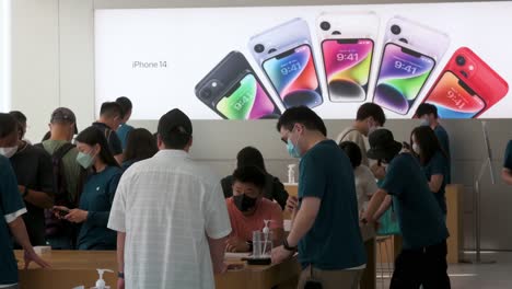 Se-Ve-A-Los-Compradores-Comprando-Productos-De-La-Marca-Apple-En-La-Tienda-Oficial-De-Apple-Durante-El-Día-Del-Lanzamiento-De-Los-Nuevos-Teléfonos-Inteligentes-De-La-Serie-Iphone-14-En-Hong-Kong