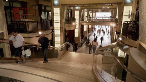 Gruppen-Von-Käufern-Und-Touristen,-Die-Die-Treppe-Des-Dolby-Theatre-Hinuntergehen