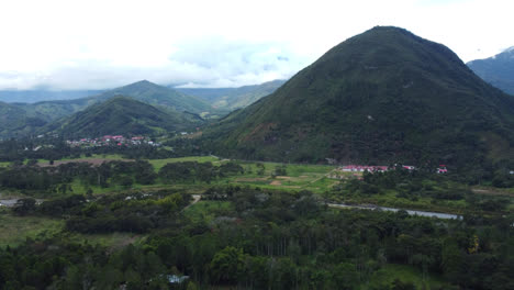 Beeindruckende-Luftaufnahme-Einer-Gemeinde-Im-Peruanischen-Dschungel