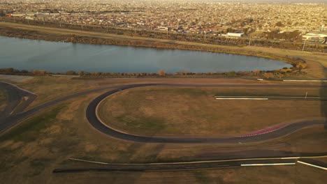 Vista-De-Pájaro-Del-Autódromo-De-Buenos-Aires-Situado-En-Terrenos-Llanos-Rodeados-De-Grandes-Tribunas