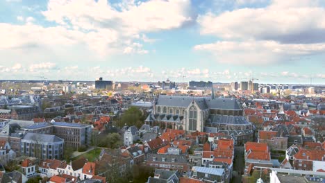 Aerial-shot-of-the-historical-city-centre-of-Leiden,-the-Netherlands,-with-the-Pieterskerk,-Rapenburg-canal-and-Faculty-of-Law-of-Leiden-University