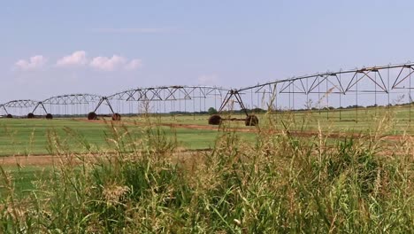 Schwenkaufnahme-Eines-Linearen-Bewässerungssystems-Auf-Einer-Farm-Im-Norden-Von-Texas