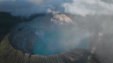 Vista-Impresionante-Del-Volcán-Ijen-Con-El-Mágico-Lago-Azul-De-Azufre-En-El-Cráter,-Java-Oriental