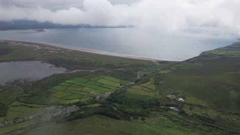 Drone-Revelan-Vista-A-Través-De-Nubes-Pulgadas-Playa-Dingle-Costa-Atlántica-Suroeste,-Irlanda
