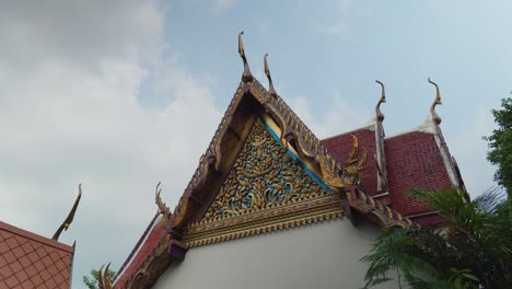 4K-Filmische-Religiöse-Reiseaufnahmen-Des-Tempels-Des-Smaragdbuddha-Wat-Phra-Kaew-In-Bangkok,-Thailand-An-Einem-Sonnigen-Tag