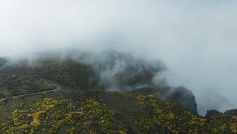 Nebelwolken-Umhüllen-Straßen-Am-Pico-Do-Arieiro-Gipfel-Auf-Der-Insel-Madeira,-Portugal