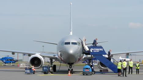 Diputados-Saliendo-Del-Avión-Boeing-737-700-En-El-Aeropuerto-De-Esbjerg,-Dinamarca