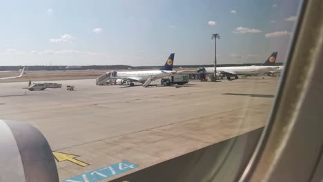 Varios-Aviones-De-Lufthansa-Estacionados-A-Lo-Largo-De-La-Pista-Del-Aeropuerto-De-Frankfurt-En-Un-Día-Soleado