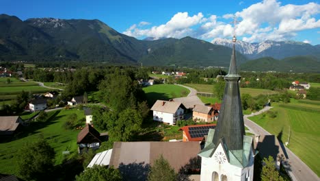 Dies-Ist-Ein-Zufälliges-Und-Wunderschönes-Dorf,-Das-Auf-Dem-Land-In-Slowenien-Gedreht-Wurde