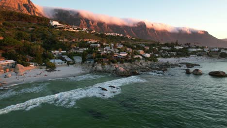 Weitwinkelaufnahme-Von-Clifton-Beach-In-Kapstadt-Mit-Rollenden-Wolken-über-12-Aposteln
