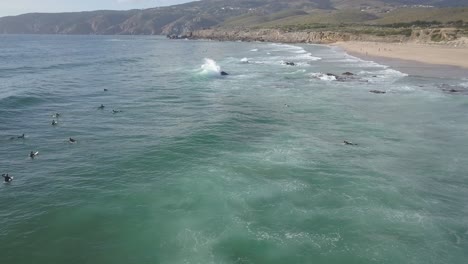 Luftaufnahme-Von-Oben-Mit-Surfern-Und-Wellen-Im-Meer-An-Der-Portugiesischen-Küste